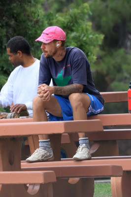 10.10 | Justin Bieber fazendo uma trilha e caminhando por Studio City, Califórnia.