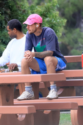 10.10 | Justin Bieber fazendo uma trilha e caminhando por Studio City, Califórnia.