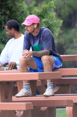 10.10 | Justin Bieber fazendo uma trilha e caminhando por Studio City, Califórnia.