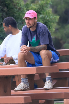 10.10 | Justin Bieber fazendo uma trilha e caminhando por Studio City, Califórnia.
