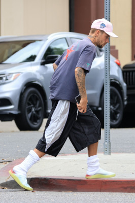 10.10 | Justin Bieber fazendo uma trilha e caminhando por Studio City, Califórnia.