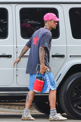 10.10 | Justin Bieber fazendo uma trilha e caminhando por Studio City, Califórnia.