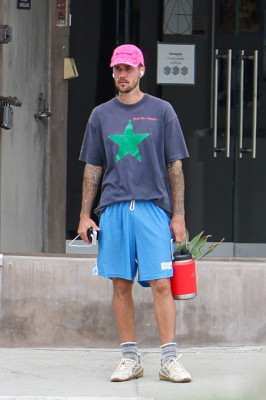 10.10 | Justin Bieber fazendo uma trilha e caminhando por Studio City, Califórnia.