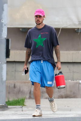 10.10 | Justin Bieber fazendo uma trilha e caminhando por Studio City, Califórnia.