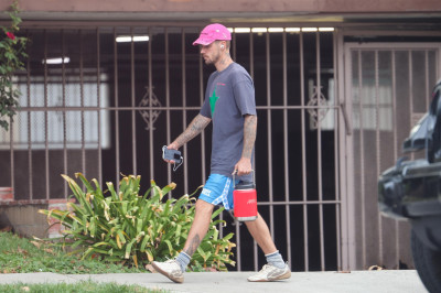 10.10 | Justin Bieber fazendo uma trilha e caminhando por Studio City, Califórnia.