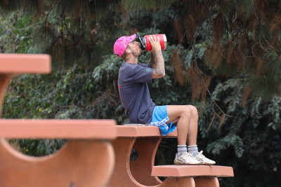 10.10 | Justin Bieber fazendo uma trilha e caminhando por Studio City, Califórnia.