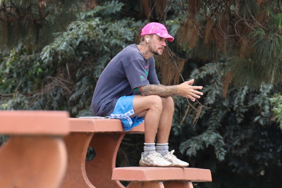 10.10 | Justin Bieber fazendo uma trilha e caminhando por Studio City, Califórnia.