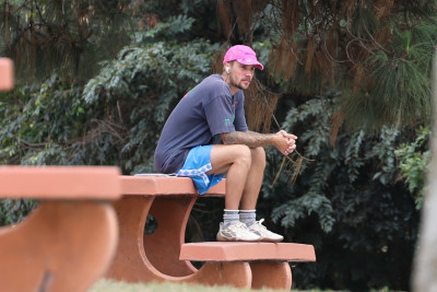 10.10 | Justin Bieber fazendo uma trilha e caminhando por Studio City, Califórnia.