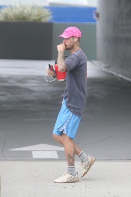 10.10 | Justin Bieber fazendo uma trilha e caminhando por Studio City, Califórnia.
