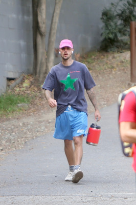 10.10 | Justin Bieber fazendo uma trilha e caminhando por Studio City, Califórnia.