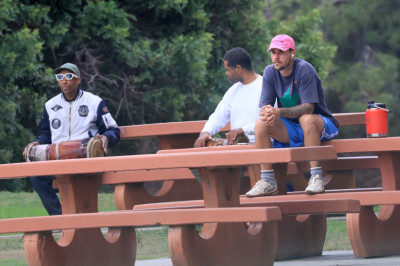 10.10 | Justin Bieber fazendo uma trilha e caminhando por Studio City, Califórnia.