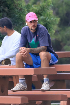 10.10 | Justin Bieber fazendo uma trilha e caminhando por Studio City, Califórnia.