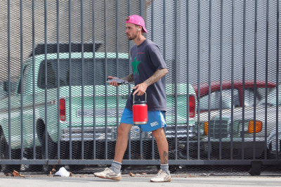 10.10 | Justin Bieber fazendo uma trilha e caminhando por Studio City, Califórnia.