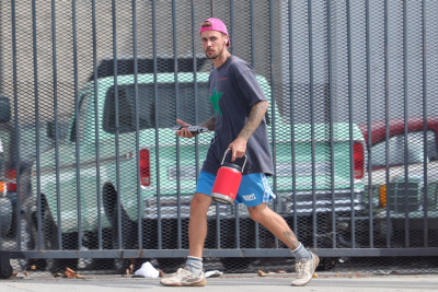 10.10 | Justin Bieber fazendo uma trilha e caminhando por Studio City, Califórnia.