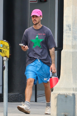 10.10 | Justin Bieber fazendo uma trilha e caminhando por Studio City, Califórnia.
