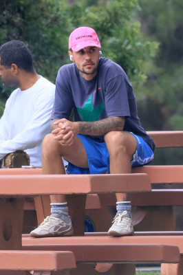 10.10 | Justin Bieber fazendo uma trilha e caminhando por Studio City, Califórnia.