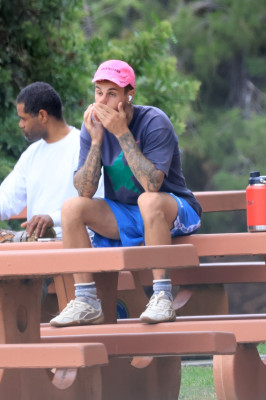 10.10 | Justin Bieber fazendo uma trilha e caminhando por Studio City, Califórnia.