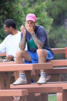 10.10 | Justin Bieber fazendo uma trilha e caminhando por Studio City, Califórnia.