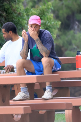 10.10 | Justin Bieber fazendo uma trilha e caminhando por Studio City, Califórnia.