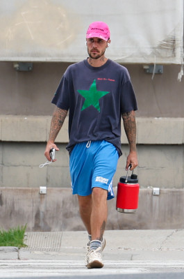 10.10 | Justin Bieber fazendo uma trilha e caminhando por Studio City, Califórnia.