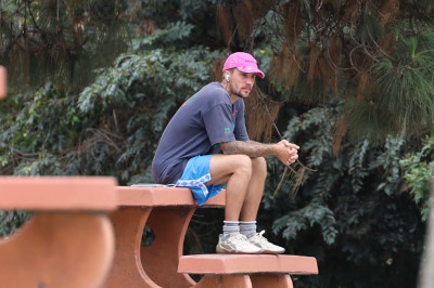 10.10 | Justin Bieber fazendo uma trilha e caminhando por Studio City, Califórnia.