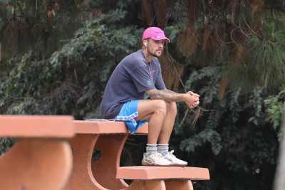 10.10 | Justin Bieber fazendo uma trilha e caminhando por Studio City, Califórnia.