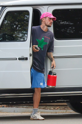 10.10 | Justin Bieber fazendo uma trilha e caminhando por Studio City, Califórnia.