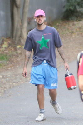 10.10 | Justin Bieber fazendo uma trilha e caminhando por Studio City, Califórnia.