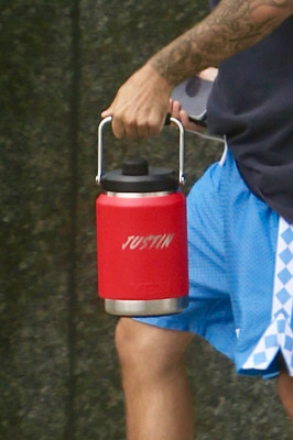 10.10 | Justin Bieber fazendo uma trilha e caminhando por Studio City, Califórnia.