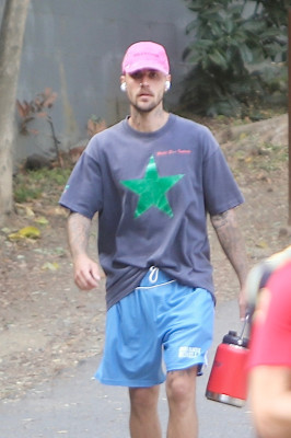 10.10 | Justin Bieber fazendo uma trilha e caminhando por Studio City, Califórnia.