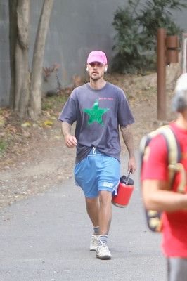 10.10 | Justin Bieber fazendo uma trilha e caminhando por Studio City, Califórnia.