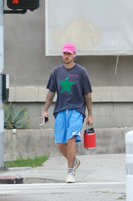 10.10 | Justin Bieber fazendo uma trilha e caminhando por Studio City, Califórnia.