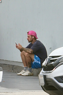 10.10 | Justin Bieber fazendo uma trilha e caminhando por Studio City, Califórnia.