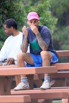 10.10 | Justin Bieber fazendo uma trilha e caminhando por Studio City, Califórnia.