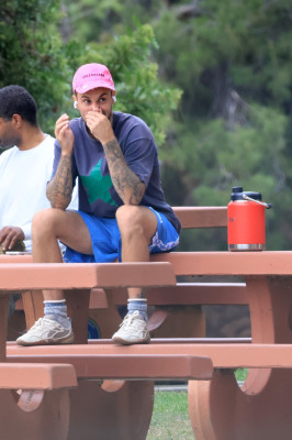 10.10 | Justin Bieber fazendo uma trilha e caminhando por Studio City, Califórnia.