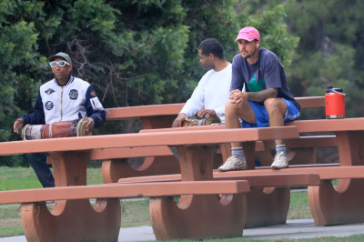 10.10 | Justin Bieber fazendo uma trilha e caminhando por Studio City, Califórnia.