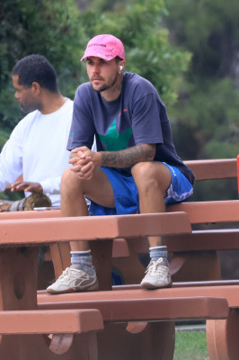 10.10 | Justin Bieber fazendo uma trilha e caminhando por Studio City, Califórnia.