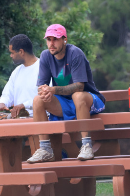 10.10 | Justin Bieber fazendo uma trilha e caminhando por Studio City, Califórnia.
