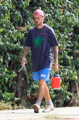 10.10 | Justin Bieber fazendo uma trilha e caminhando por Studio City, Califórnia.
