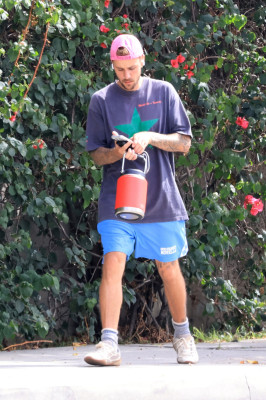 10.10 | Justin Bieber fazendo uma trilha e caminhando por Studio City, Califórnia.