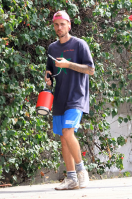 10.10 | Justin Bieber fazendo uma trilha e caminhando por Studio City, Califórnia.