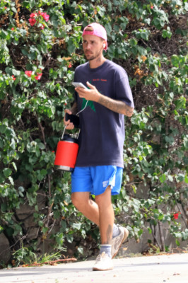 10.10 | Justin Bieber fazendo uma trilha e caminhando por Studio City, Califórnia.