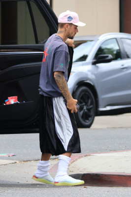 10.10 | Justin Bieber fazendo uma trilha e caminhando por Studio City, Califórnia.
