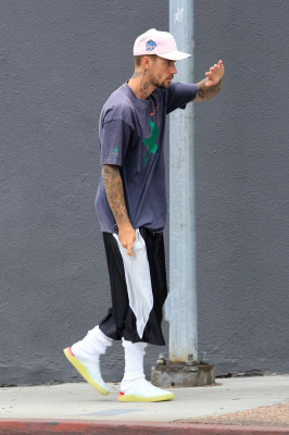 10.10 | Justin Bieber fazendo uma trilha e caminhando por Studio City, Califórnia.