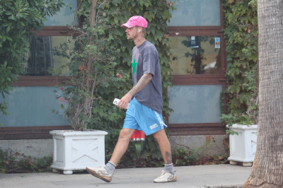 10.10 | Justin Bieber fazendo uma trilha e caminhando por Studio City, Califórnia.
