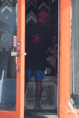 10.10 | Justin Bieber fazendo uma trilha e caminhando por Studio City, Califórnia.