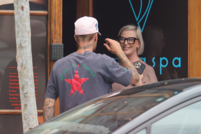 10.10 | Justin Bieber fazendo uma trilha e caminhando por Studio City, Califórnia.