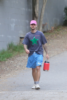 10.10 | Justin Bieber fazendo uma trilha e caminhando por Studio City, Califórnia.
