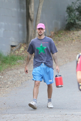 10.10 | Justin Bieber fazendo uma trilha e caminhando por Studio City, Califórnia.