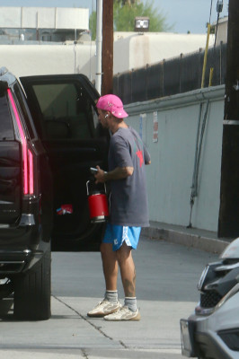 10.10 | Justin Bieber fazendo uma trilha e caminhando por Studio City, Califórnia.